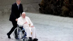 Papst Franziskus wird am 5. Mai 2022 im Rollstuhl zu einer Audienz in die Audienzhalle gebracht. / CNA Deutsch / Daniel Ibanez
