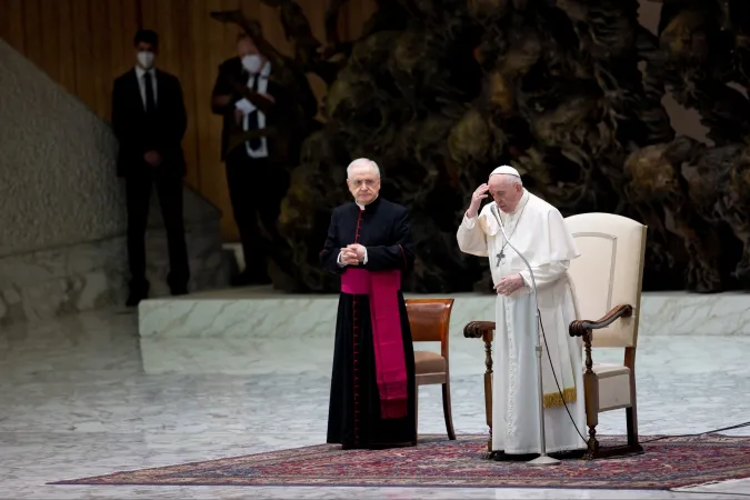 Papst Franziskus betet mit den Gläubigen in der Audienzhalle in Rom.