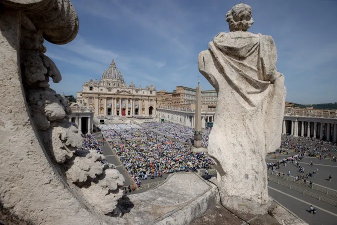 Blick auf den Petersplatz während der Heiligsprechung von unter anderem Charles de Foucauld und Titus Brandsma am 15. Mai 2022.