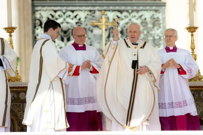 Papst Franziskus bei der Ostermesse auf dem Petersplatz am 17. April 2022.