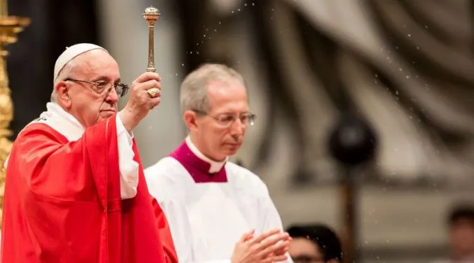 Papst Franziskus bei der heiligen Messe am Pfingstfest