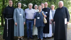 Der neue Vorstand der deutschen Ordensobernkonferenz: Br. Andreas Murk OFMConv, Sr. Maria Thomadikow SMMP; Fr. Rudolf Knopp OH, Sr. Katharina Hemmers OP, Sr. Hildegard Schreier MC, P. Peter Kreutzwald OP, P. Bruno Robeck O.Cist., Sr. M. Karin Berger OSF, Abt Schaber OSB / Deutsche Ordensobernkonferenz