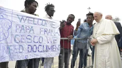 Selfie mit Migranten aus Afrika: Papst Franziskus beim Besuch Bolognas am 1. Oktober 2017  / L'Osservatore Romano