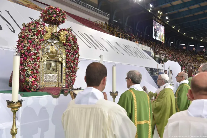 Gebet vor der Marienikone bei der Messe in Bologna am 1. Oktober 2017