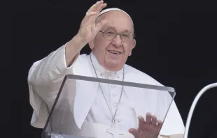 Papst Franziskus winkt Besuchern auf dem Petersplatz vom Fenster des Apostolischen Palastes  am 4. Juni 2023 / Vatican Media