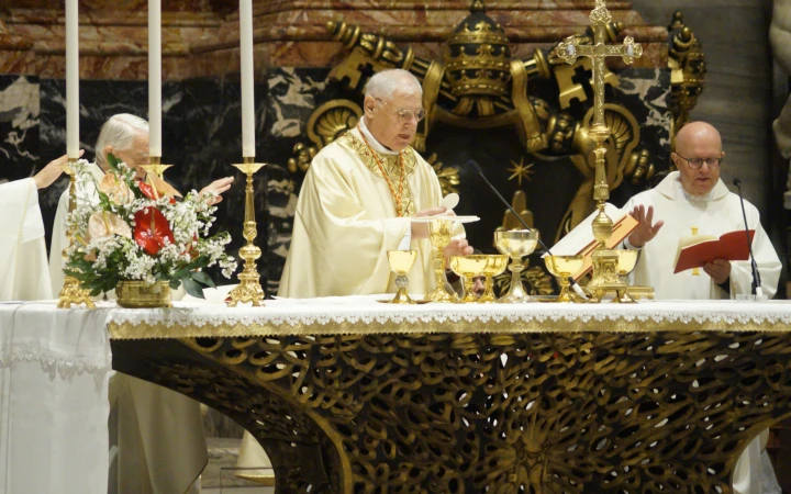 Kardinal Gerhard Ludwig Müller bei der Heiligen Messe am Kathedra-Altar am 30. Dezember 2025 zu Ehren des verstorbenen Papst Benedikt XVI.