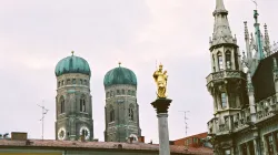 Blick vom Marienplatz auf die Türme des Doms (links), der  Patronin Bayerns (Mitte) und das Rathaus (rechts). / Wikimedia/Bjs (CC BY-SA 3.0) 