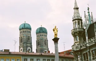 Blick vom Marienplatz auf die Türme des Doms (links), der  Patronin Bayerns (Mitte) und das Rathaus (rechts). / Wikimedia/Bjs (CC BY-SA 3.0) 