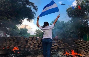 Eine Frau mit der nicaraguanischen Flagge während der Proteste im April  / Voice of America