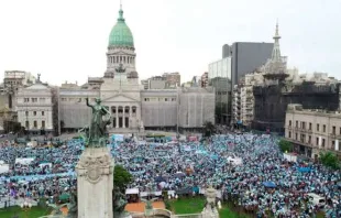 Lebensschützer mit ihren blauen Halstüchern demonstrieren gegen eine weitere Legalisierung von Abtreibung am 28. November 2020 vor dem Argentinischen Nationalkongress. / Faro Films