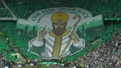 Fans von Celtic Glasgow mit einem Banner des heiligen Mungo / screenshot / YouTube / Sportdigital FUSSBALL