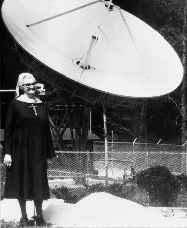 Stolz präsentierte Mutter Angelica den ersten Satelliten, mit dem der von ihr 1981 gegründete Sender EWTN seitdem katholische Glaubensinhalte in die ganze Welt sendet.