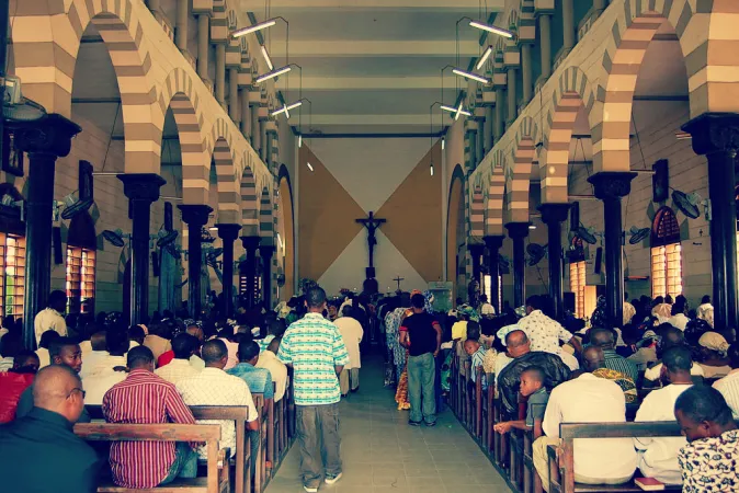 Das Innere der Kathedrale von Cotonou