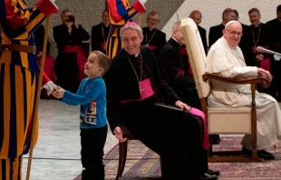 Der kleine Wenzel vor dem Schweizergardisten, während Papst Franziskus und Erzbischof Georg Gänswein lachen. / Vatican Media / CNA Deutsch