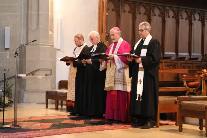 Die vier Zelebranten des ökumenischen Gottesdienstes im Eichstätter Dom zur Eröffnung der Gebetswoche für die Einheit der Christen. Im Bild (v.l.): Pfarrer Iulian Mihai der Rumänischen Orthodoxen Kirchengemeinde Ingolstadt, der Nürnberger Regionalbischof Stefan Ark Nitsche, der Eichstätter Bischof Gregor Maria Hanke und Markus Jung, Superintendent des Nürnberger Distrikts der evangelisch-methodistischen Kirche)