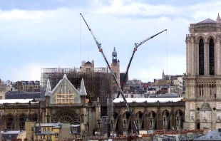 Zum Schutz des Kirchenraums von Notre Dame wurde nach dem Feuer eine weiße Plane über das Gotteshaus gezogen. / Joëlle Lévy / Wikimedia (CC BY-SA 4.0)