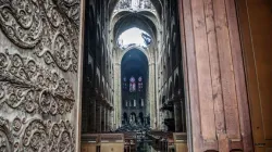 Trümmer im Inneren von Notre-Dame de Paris, 16. April 2019, einen Tag nach einem Brand, der das Gebäude im Zentrum der französischen Hauptstadt schwer beschädigte. / Christophe Petit Tesson/AFP/Getty Images.