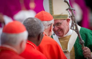 Papst Franziskus begrüßt Kardinäle am 3. Oktober 2016  / mazur / catholicnewsorguk