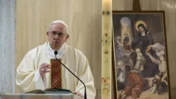 Messopfer mit Heiligenbild: Papst Franziskus predigt im Rahmen der Eucharistiefeier in der Kapelle seiner Residenz im Vatikan am 9. Mai 2020. Auf dem Gemälde ist die große Ordensfrau Luise von Marillac verewigt. / Vatican Media / CNA Deutsch