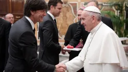 Papst Franziskus empfängt Bundestrainer Joachim "Jogi" Löw  und die deutsche Fußballnationalmannschaft im Vatikan am 14. November 2016. / L'Osservatore Romano