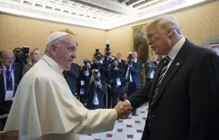 Die Augen der Welt waren auf diese Begegnung gerichtet: Papst Franziskus begrüßt US-Präsident Donald Trump im Apostolischen Palast des Vatikan am 24. Mai 2017. / CNA/L'osservatore Romano