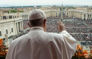 Papst Franziskus begrüßt die rund 70.000 Menschen, die auf dem Petersplatz zum Spenden des Ostersegens versammelt sind. / Vatican Media