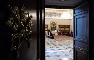 Papst Franziskus in der Bibliothek des Apostolischen Palastes / Vatican Media