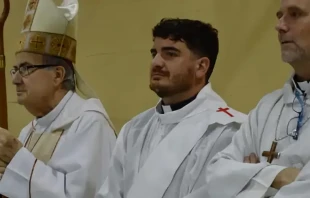 Eine Menschenmenge begleitet Nathanael Alberione bei seiner Priesterweihe am 21. November 2022. / Pfarrei Christus der Arbeiter
