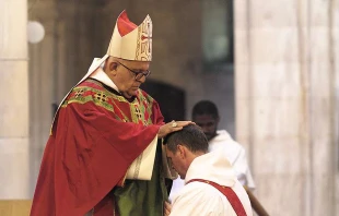 Erzbischof Joseph Augustine Di Noia weiht Pater Philip Mulryne OP zum Priester bei einer Messe am 8. Juli in Dublin / Irische Provinz der Dominikaner / www.dominicans.ie