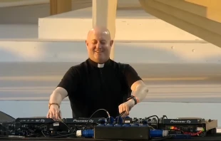 DJ und Priester Padre Guilherme / Screenshot von YouTube/ Padre Guilherme
