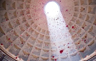 Die Rosen an Pfingsten im Pantheon / www.turismoroma.it