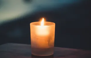 Leuchtende Kerze / Ku de Ta / Unsplash 