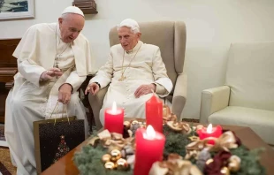 Gespräch mit Adventskranz: Papst Franziskus und sein Vorgänger Benedikt am 21. Dezember 2018 im Vatikan / Vatican Media / CNA Deutsch