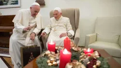 Gespräch mit Adventskranz: Papst Franziskus und sein Vorgänger Benedikt am 21. Dezember 2018 im Vatikan / Vatican Media / CNA Deutsch