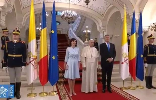 Papst Franziskus mit Präsident Klaus Werner Johannis und dessen Ehefrau Carmen. / Vatican Media / YouTube