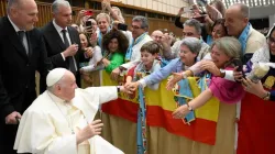 Papst Franziskus und eine spanische Familie / Vatican Media