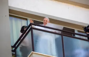 Papst Franziskus hält die Ansprache zum Angelus vom Balkon der Gemelli-Klinik am 11. Juli 2011. / Pablo Esparza / CNA Deutsch