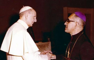 Der selige Papst Paul VI. und der selige Oscar Romero im Vatikan am 21. Juni 1978 / Erzdiözese von San Salvador