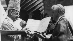 Papst Paul VI. überreicht Joseph Ratzinger den Kardinalsring / Unbekannter Autor, gemeinfrei via Wikimedia Commons
https://commons.wikimedia.org/wiki/File:Papa_Paolo_VI_consegna_l%27anello_cardinalizio_a_Joseph_Ratzinger.jpg