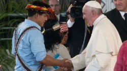 Papst Franziskus begrüßt Indigene bei seinem Besuch Perus im Jahr 2018 / Eduardo Berdejo / CNA Deutsch