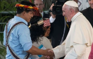 Papst Franziskus begrüßt Indigene bei seinem Besuch Perus im Jahr 2018 / Eduardo Berdejo / CNA Deutsch