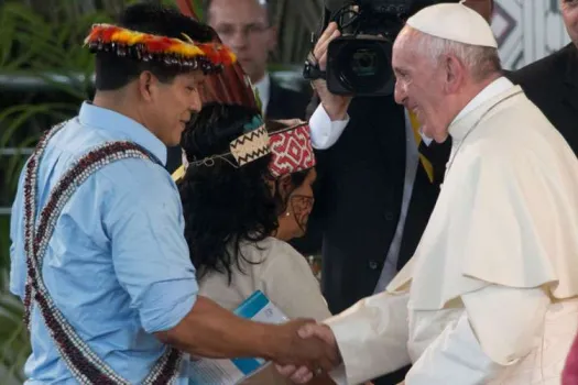 Papst Franziskus begrüßt Indigene bei seinem Besuch Perus im Jahr 2018 / Eduardo Berdejo / CNA Deutsch