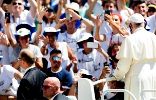 Papst Franziskus begrüßt Pilger auf dem Petersplatz am 12. August 2018 / Daniel Ibanez / CNA Deutsch