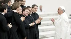 Papst Franziskus mit Seminaristen / Shutterstock