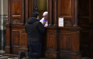 Der Papst spendet im Petersdom das Bußsakrament / Flickr Hernan Piñera (CC-BY-SA-2.0)