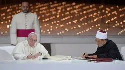 Papst Franziskus und der Großimam der al Azhar unterzeichnen das Dokument am 4. Februar 2019 in Abu Dhabi / Vatican Media / CNA Deutsch
