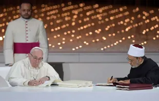 Papst Franziskus und der Großimam der al Azhar unterzeichnen das Dokument am 4. Februar 2019 in Abu Dhabi / Vatican Media / CNA Deutsch