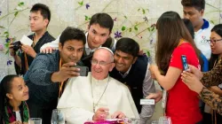 Selfies mit dem Papst: Franziskus mit Jugendlichen / CNA/L'Osservatore Romano