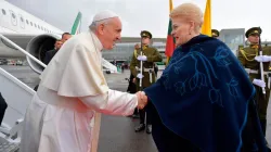 Präsidentin Dalia Grybauskaitė begrüßt Papst Franziskus am 22. September 2018 / Vatican Media