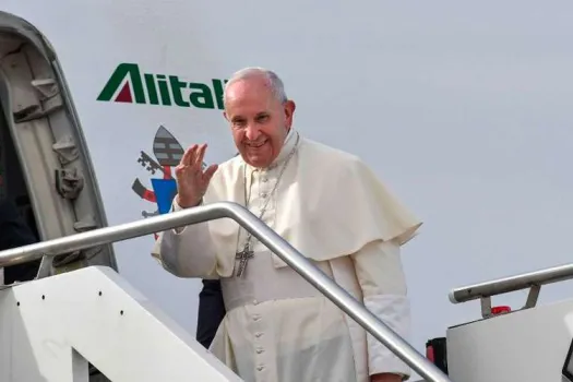 Papst Franziskus am Eingang des Fliegers bei der Reise in die Vereinigten Arabischen Emirate am 3. Februar 2019 / Vatican Media